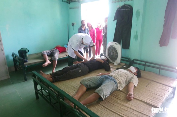 Bốn ngư dân thoát chết trên tàu cá bị đâm chìm lúc rạng sáng - Ảnh 1. Bốn ngư dân thoát chết trên tàu cá bị đâm chìm lúc rạng sáng - Ảnh 1.