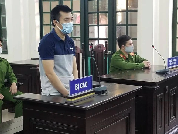 Tụ tập hát karaoke giữa mùa dịch còn húc đầu vào mặt công an, lãnh 12 tháng tù - Ảnh 1. Tụ tập hát karaoke giữa mùa dịch còn húc đầu vào mặt công an, lãnh 12 tháng tù - Ảnh 1.