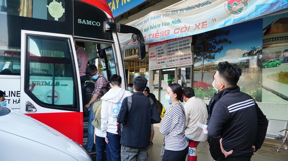 Bến xe tại TP.HCM nhộn nhịp trở lại, khách chen nhau mua vé dịp lễ 30-4 - Ảnh 5. Bến xe tại TP.HCM nhộn nhịp trở lại, khách chen nhau mua vé dịp lễ 30-4 - Ảnh 5.