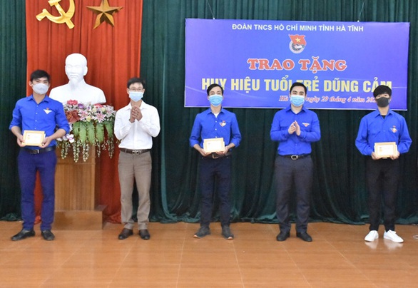 Trao tặng huy hiệu Tuổi trẻ dũng cảm cho 3 thanh niên cứu người - Ảnh 1. Trao tặng huy hiệu Tuổi trẻ dũng cảm cho 3 thanh niên cứu người - Ảnh 1.