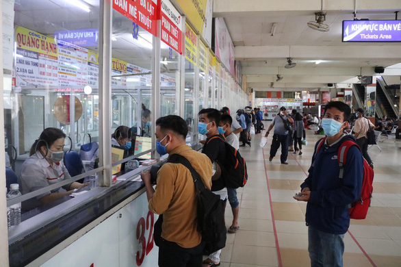 Bến xe tại TP.HCM nhộn nhịp trở lại, khách chen nhau mua vé dịp lễ 30-4 - Ảnh 1. Bến xe tại TP.HCM nhộn nhịp trở lại, khách chen nhau mua vé dịp lễ 30-4 - Ảnh 1.