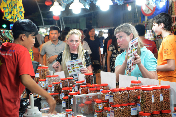 Từ hôm nay, chợ đêm Phú Quốc mở cửa trở lại đón du khách - Ảnh 1.