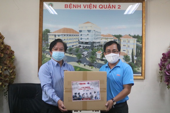 Trao nhiều phần quà bạn đọc cho Bệnh viện quận 2 - Ảnh 1. Trao nhiều phần quà bạn đọc cho Bệnh viện quận 2 - Ảnh 1.
