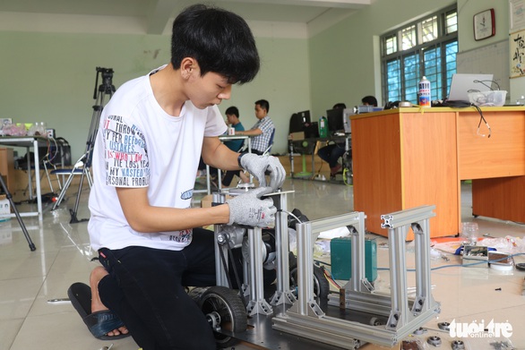 Chiều 3-4, robot bắt đầu khử khuẩn và lau sàn tại khu cách ly dã chiến Củ Chi - Ảnh 2. Chiều 3-4, robot bắt đầu khử khuẩn và lau sàn tại khu cách ly dã chiến Củ Chi - Ảnh 2.