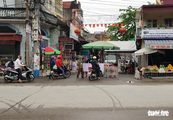 Nhiều đường ngang, lối tắt tại Hải Phòng bị chặn để cấm đi lại - Ảnh 1. Nhiều đường ngang, lối tắt tại Hải Phòng bị chặn để cấm đi lại - Ảnh 1.