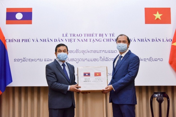 Việt Nam trao thiết bị y tế trên 7 tỉ đồng giúp Lào, Campuchia chống COVID-19 - Ảnh 1. Việt Nam trao thiết bị y tế trên 7 tỉ đồng giúp Lào, Campuchia chống COVID-19 - Ảnh 1.