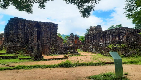 Mỹ Sơn, Hội An vắng hoe, một số khách chụp ảnh rồi về - Ảnh 1. Mỹ Sơn, Hội An vắng hoe, một số khách chụp ảnh rồi về - Ảnh 1.