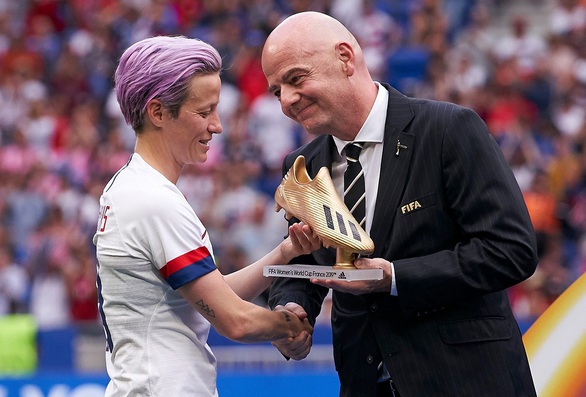 Nhờ đâu FIFA, UEFA hào phóng? - Ảnh 1. Nhờ đâu FIFA, UEFA hào phóng? - Ảnh 1.
