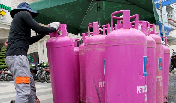 Gíá gas tăng 34.000 đồng/bình 12kg sau 3 tháng giảm - Ảnh 1. Gíá gas tăng 34.000 đồng/bình 12kg sau 3 tháng giảm - Ảnh 1.