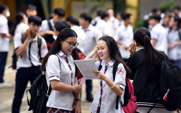 Hơn 900.000 thí sinh đăng ký thi tốt nghiệp THPT, chỉ 643.000 em đăng ký xét tuyển - Ảnh 1.