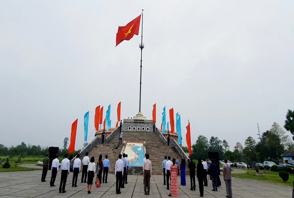 Thượng cờ thống nhất non sông đôi bờ Hiền Lương phù hợp phòng chống dịch - Ảnh 1. Thượng cờ thống nhất non sông đôi bờ Hiền Lương phù hợp phòng chống dịch - Ảnh 1.