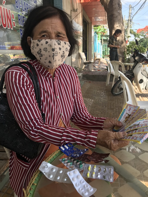 Vé số trở lại, người bán mừng khôn xiết - Ảnh 3. Vé số trở lại, người bán mừng khôn xiết - Ảnh 3.