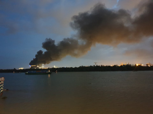 Cháy lớn ở một công ty trong Khu chế xuất Tân Thuận, cột khói đen một góc trời - Ảnh 1.