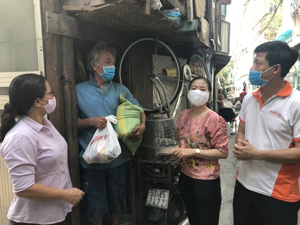 Cán bộ phường nấu cơm, phát gạo cho người nghèo mùa dịch - Ảnh 1. Cán bộ phường nấu cơm, phát gạo cho người nghèo mùa dịch - Ảnh 1.