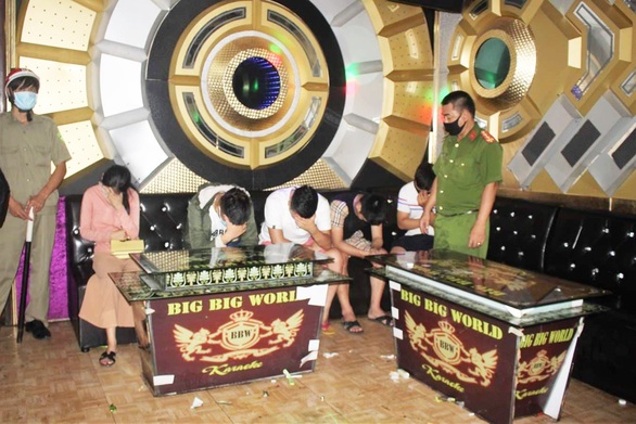 11 thanh niên nam, nữ karaoke, nhảy múa cùng ma túy lúc 0h - Ảnh 1. 11 thanh niên nam, nữ karaoke, nhảy múa cùng ma túy lúc 0h - Ảnh 1.
