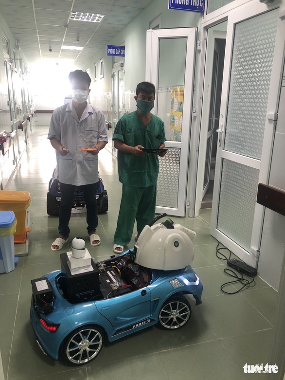 Biến xe đồ chơi thành xe phun khử trùng điều khiển từ xa trong khu cách ly - Ảnh 1. Biến xe đồ chơi thành xe phun khử trùng điều khiển từ xa trong khu cách ly - Ảnh 1.