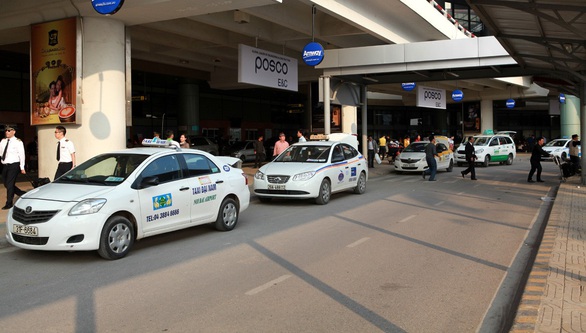 Dừng taxi, hành khách chủ động xe cộ từ sân bay Nội Bài về - Ảnh 1. Dừng taxi, hành khách chủ động xe cộ từ sân bay Nội Bài về - Ảnh 1.
