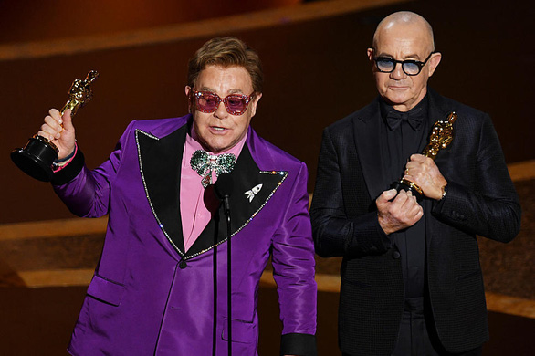Giữa mùa corona, danh ca Elton John ủng hộ 1 triệu USD chống… HIV/AIDS - Ảnh 1. Giữa mùa corona, danh ca Elton John ủng hộ 1 triệu USD chống… HIV/AIDS - Ảnh 1.