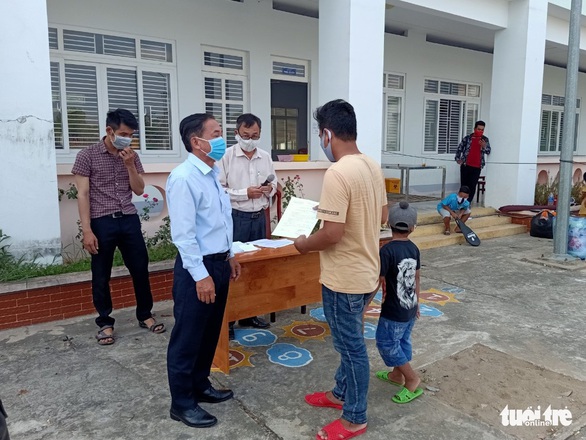 Hỗ trợ xe đưa gần 400 công dân từ Campuchia hoàn thành cách ly về nhà - Ảnh 1. Hỗ trợ xe đưa gần 400 công dân từ Campuchia hoàn thành cách ly về nhà - Ảnh 1.
