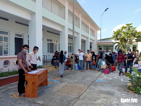Hỗ trợ xe đưa gần 400 công dân từ Campuchia hoàn thành cách ly về nhà - Ảnh 2. Hỗ trợ xe đưa gần 400 công dân từ Campuchia hoàn thành cách ly về nhà - Ảnh 2.