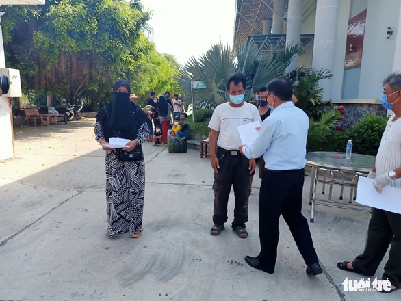 Hỗ trợ xe đưa gần 400 công dân từ Campuchia hoàn thành cách ly về nhà - Ảnh 3. Hỗ trợ xe đưa gần 400 công dân từ Campuchia hoàn thành cách ly về nhà - Ảnh 3.