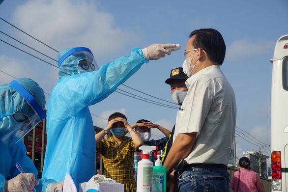 Ngày thứ 2 kiểm soát dịch tại cửa ngõ TP.HCM: căng mình suốt ngày đêm - Ảnh 4. Ngày thứ 2 kiểm soát dịch tại cửa ngõ TP.HCM: căng mình suốt ngày đêm - Ảnh 4.