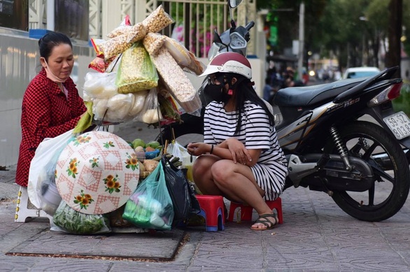 Người buôn gánh bán bưng được giảm lãi suất - Ảnh 1. Người buôn gánh bán bưng được giảm lãi suất - Ảnh 1.