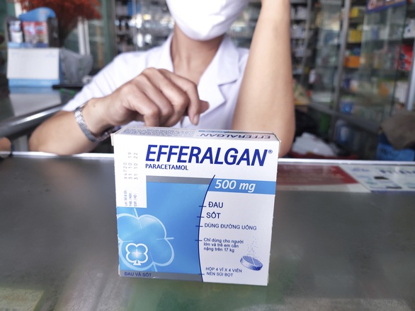 Trước dịch Efferalgan 48.000 đồng/hộp, đang dịch nhà thuốc bán 80.000 đồng - Ảnh 1. Trước dịch Efferalgan 48.000 đồng/hộp, đang dịch nhà thuốc bán 80.000 đồng - Ảnh 1.