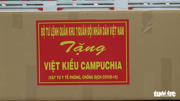 Quân khu 7 bàn giao 80.000 khẩu trang cho quân đội, Việt kiều Campuchia - Ảnh 5.