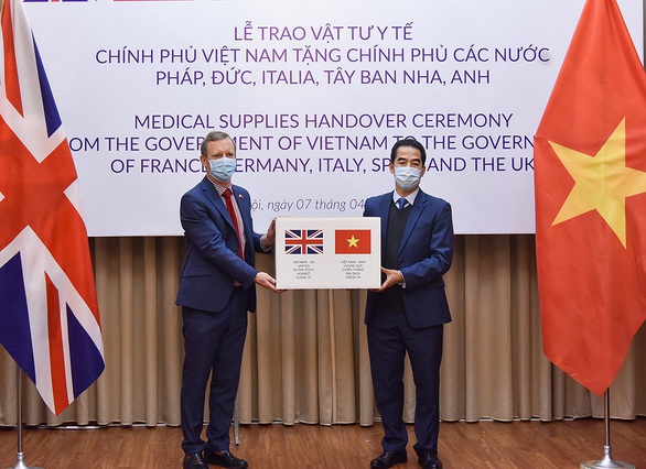 Việt Nam tặng hàng hỗ trợ phòng chống dịch COVID-19 cho các nước châu Âu - Ảnh 1. Việt Nam tặng hàng hỗ trợ phòng chống dịch COVID-19 cho các nước châu Âu - Ảnh 1.