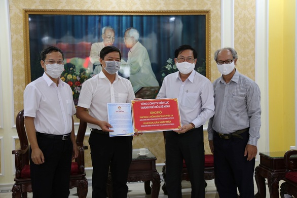 EVNHCMC ủng hộ 1,2 tỉ đồng phòng chống dịch COVID-19 và hạn mặn - Ảnh 1. EVNHCMC ủng hộ 1,2 tỉ đồng phòng chống dịch COVID-19 và hạn mặn - Ảnh 1.