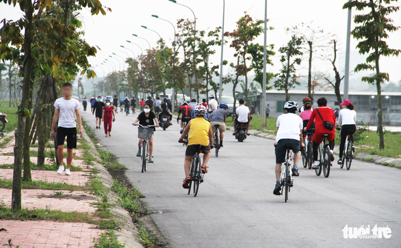 Vinh lập các chốt ngăn người ra nơi công cộng tập thể dục - Ảnh 2. Vinh lập các chốt ngăn người ra nơi công cộng tập thể dục - Ảnh 2.