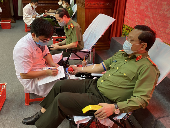 Thiếu tướng Nguyễn Hải Trung và 300 công an Thanh Hóa hiến máu vì cộng đồng - Ảnh 1.