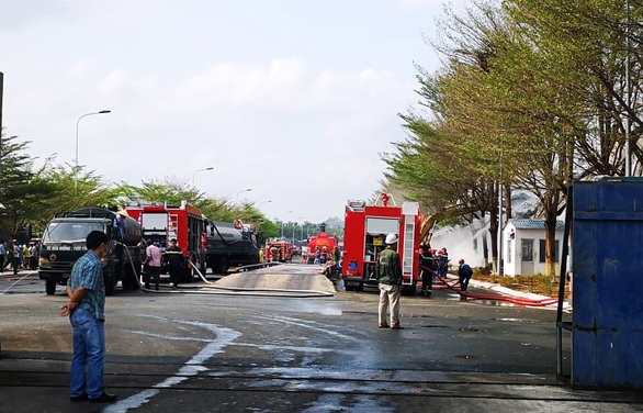Kho chứa hơn 10.000 tấn hạt điều ở Phú Mỹ bốc cháy dữ dội - Ảnh 2. Kho chứa hơn 10.000 tấn hạt điều ở Phú Mỹ bốc cháy dữ dội - Ảnh 2.