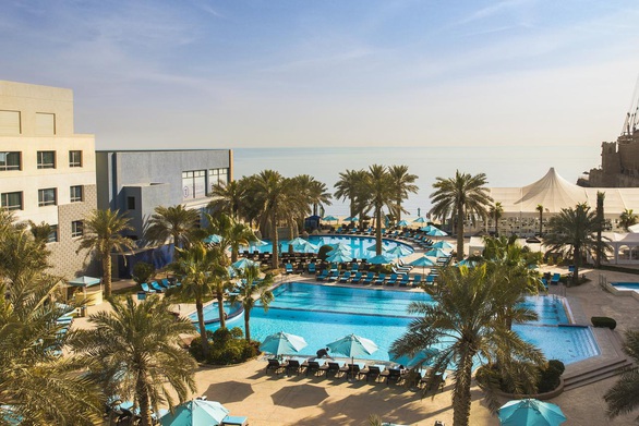 Dân Kuwait phàn nàn phục vụ lau vết cà phê quá chậm khi cách ly trong khách sạn 5 sao - Ảnh 1. Dân Kuwait phàn nàn phục vụ lau vết cà phê quá chậm khi cách ly trong khách sạn 5 sao - Ảnh 1.