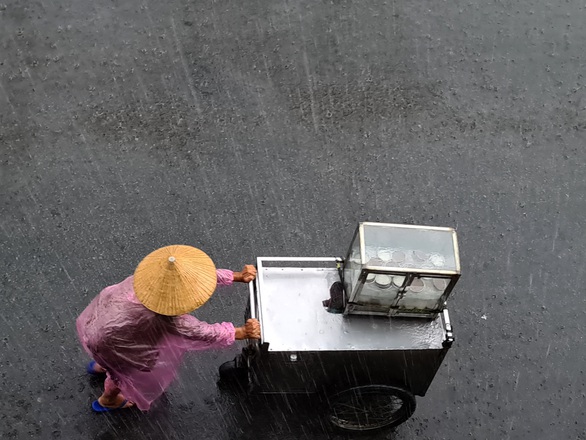 Mưa lớn giải nhiệt sau thời gian dài nắng nóng tại TP.HCM - Ảnh 6. Mưa lớn giải nhiệt sau thời gian dài nắng nóng tại TP.HCM - Ảnh 6.