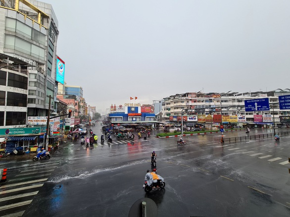 Mưa lớn giải nhiệt sau thời gian dài nắng nóng tại TP.HCM - Ảnh 9. Mưa lớn giải nhiệt sau thời gian dài nắng nóng tại TP.HCM - Ảnh 9.
