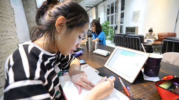 Chật vật với học trực tuyến - Ảnh 1. Chật vật với học trực tuyến - Ảnh 1.