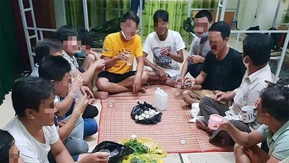 Tụ tập ăn nhậu ngày cách ly: Vi phạm gì, xử lý ra sao? - Ảnh 1. Tụ tập ăn nhậu ngày cách ly: Vi phạm gì, xử lý ra sao? - Ảnh 1.