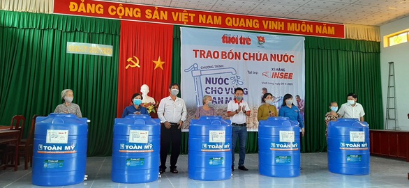 Người dân ở xứ ‘mặn vây tứ bề’ nhận 200 bồn chứa nước - Ảnh 1. Người dân ở xứ ‘mặn vây tứ bề’ nhận 200 bồn chứa nước - Ảnh 1.