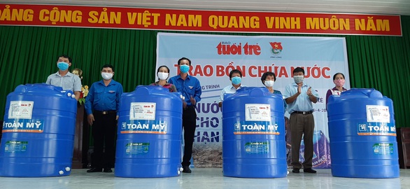 Người dân ở xứ ‘mặn vây tứ bề’ nhận 200 bồn chứa nước - Ảnh 2. Người dân ở xứ ‘mặn vây tứ bề’ nhận 200 bồn chứa nước - Ảnh 2.