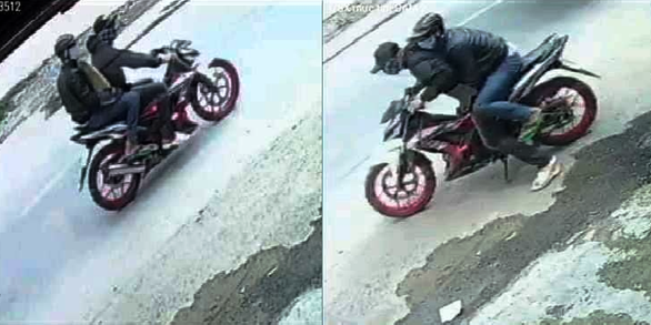 Truy bắt hai thanh niên dùng búa, xịt hơi cay cướp tiệm vàng táo tợn ở TP.HCM - Ảnh 1. Truy bắt hai thanh niên dùng búa, xịt hơi cay cướp tiệm vàng táo tợn ở TP.HCM - Ảnh 1.