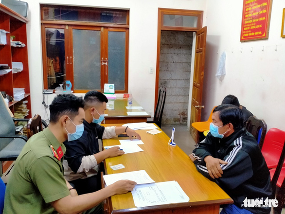 Bẻ hoa phượng tím, người đàn ông bị công an triệu tập - Ảnh 2. Bẻ hoa phượng tím, người đàn ông bị công an triệu tập - Ảnh 2.