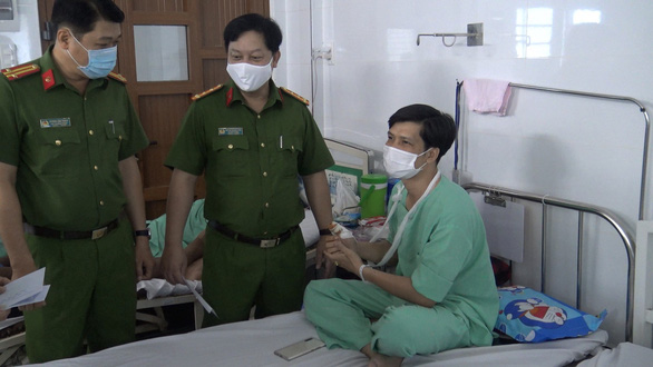 31 chiến sĩ bị bỏng, bị axit văng vào mắt khi chữa cháy công ty tại Khu chế xuất Tân Thuận - Ảnh 2. 31 chiến sĩ bị bỏng, bị axit văng vào mắt khi chữa cháy công ty tại Khu chế xuất Tân Thuận - Ảnh 2.