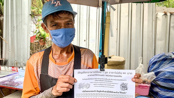 Trả trước tiền cơm cho người nghèo ở Thái - Ảnh 1. Trả trước tiền cơm cho người nghèo ở Thái - Ảnh 1.