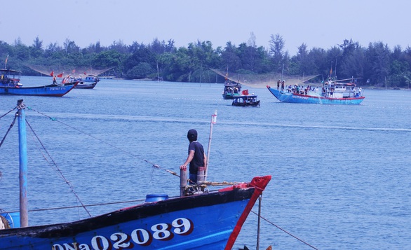 2 thi thể còn lại vụ lật ghe trên sông Thu Bồn đã được tìm thấy - Ảnh 1. 2 thi thể còn lại vụ lật ghe trên sông Thu Bồn đã được tìm thấy - Ảnh 1.