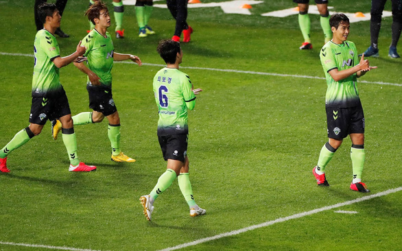 Lão tướng 41 tuổi khai hỏa K-League - Ảnh 1. Lão tướng 41 tuổi khai hỏa K-League - Ảnh 1.