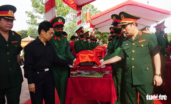 An táng 57 hài cốt liệt sĩ Việt Nam hi sinh tại Lào - Ảnh 2.