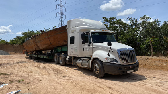 Tractor truck carrying super long welcome in 3 newly discovered provinces - Photo 1.