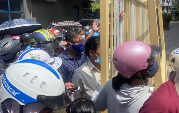 Rối loạn trước cổng trường vì học sinh ra về kiểu nhỏ giọt - Ảnh 4. Rối loạn trước cổng trường vì học sinh ra về kiểu nhỏ giọt - Ảnh 4.